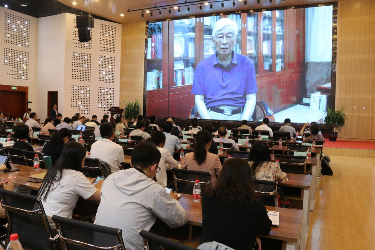 顾明远先生致辞照片